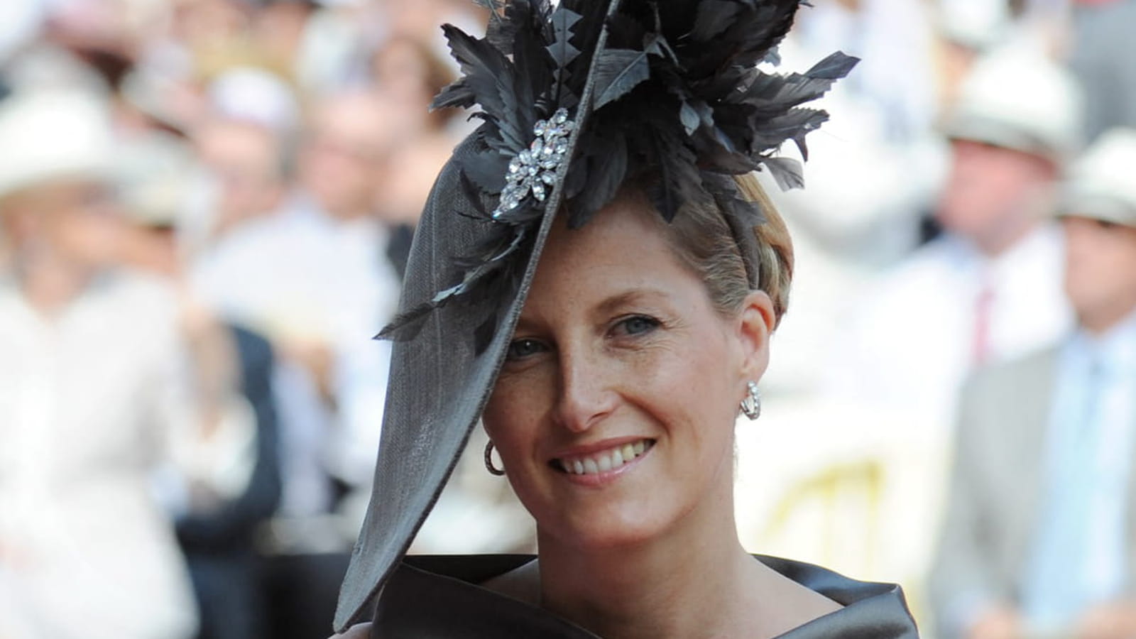 Sophie d'Edimbourg en robe satinée grise 
