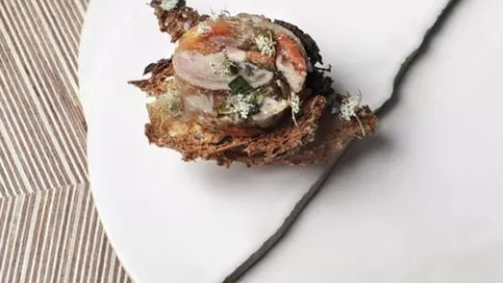 Millefeuille de pieds de cochon et pain de campagne toasté