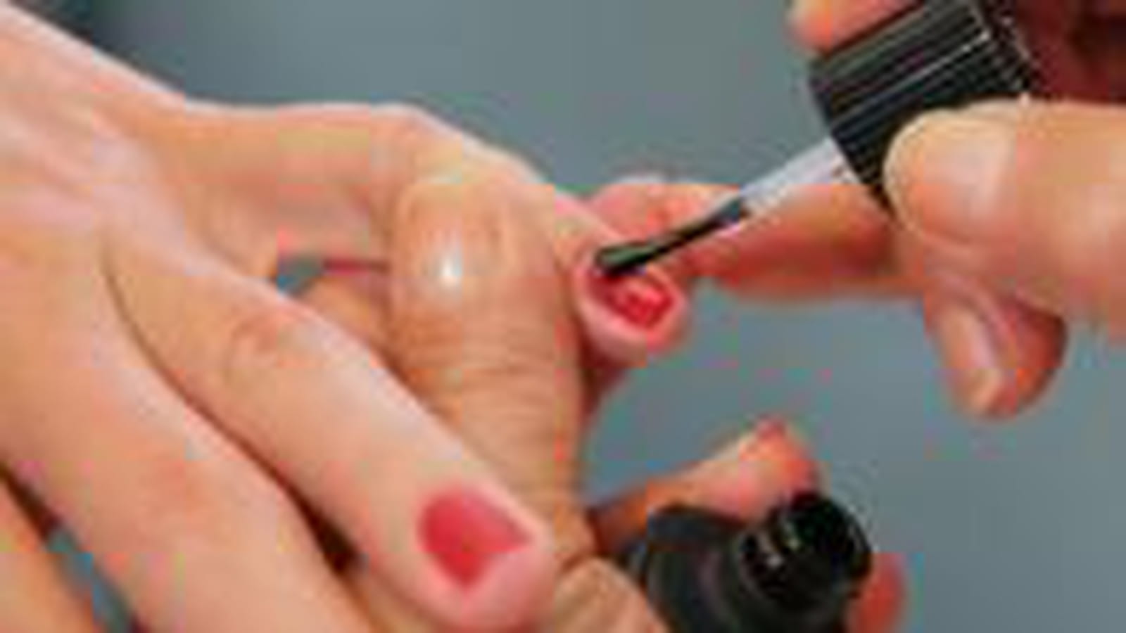 Des ongles mats avec le Top Coat Velvet Chanel