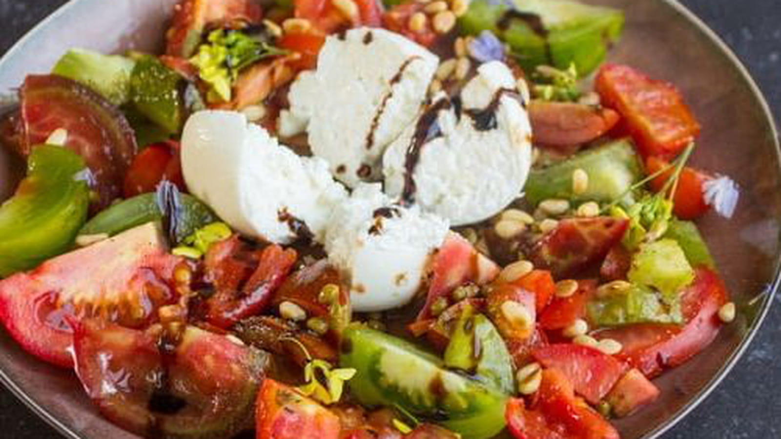 Tomates fumées à la burratta et aux câpres