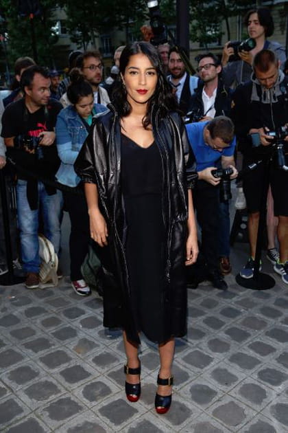 Le&iuml;la Bekhti en robe noire &eacute;vas&eacute;e et manteau en cuir Prada