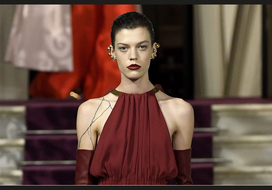 La bouche bordeaux de Valentino