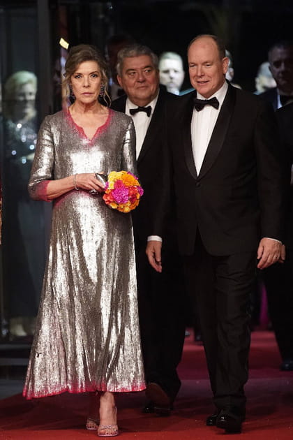 Caroline de Monaco en robe à sequins argentés