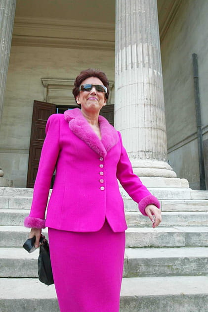 Roselyne Bachelot, tailleur rose et lunettes noires