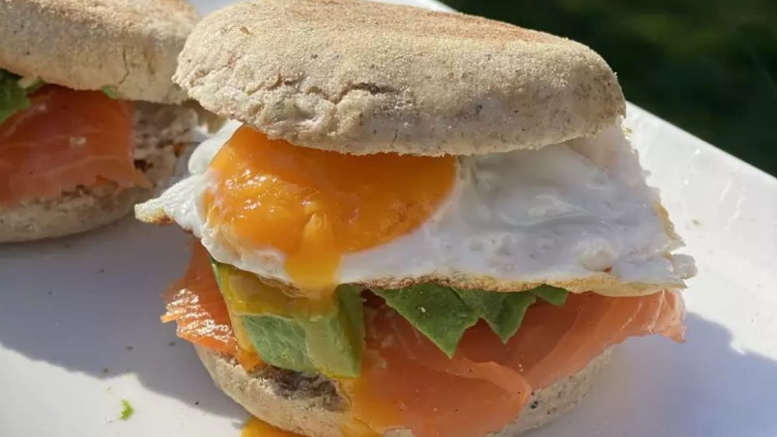 Egg muffins au saumon et à l'avocat