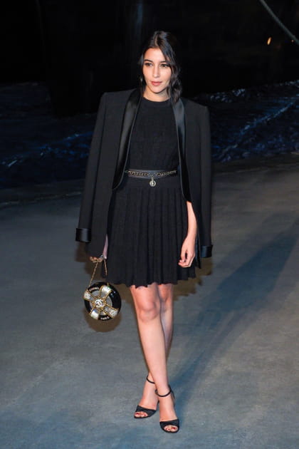 Le&iuml;la Bekhti en blazer noir et jupe pliss&eacute;e Chanel