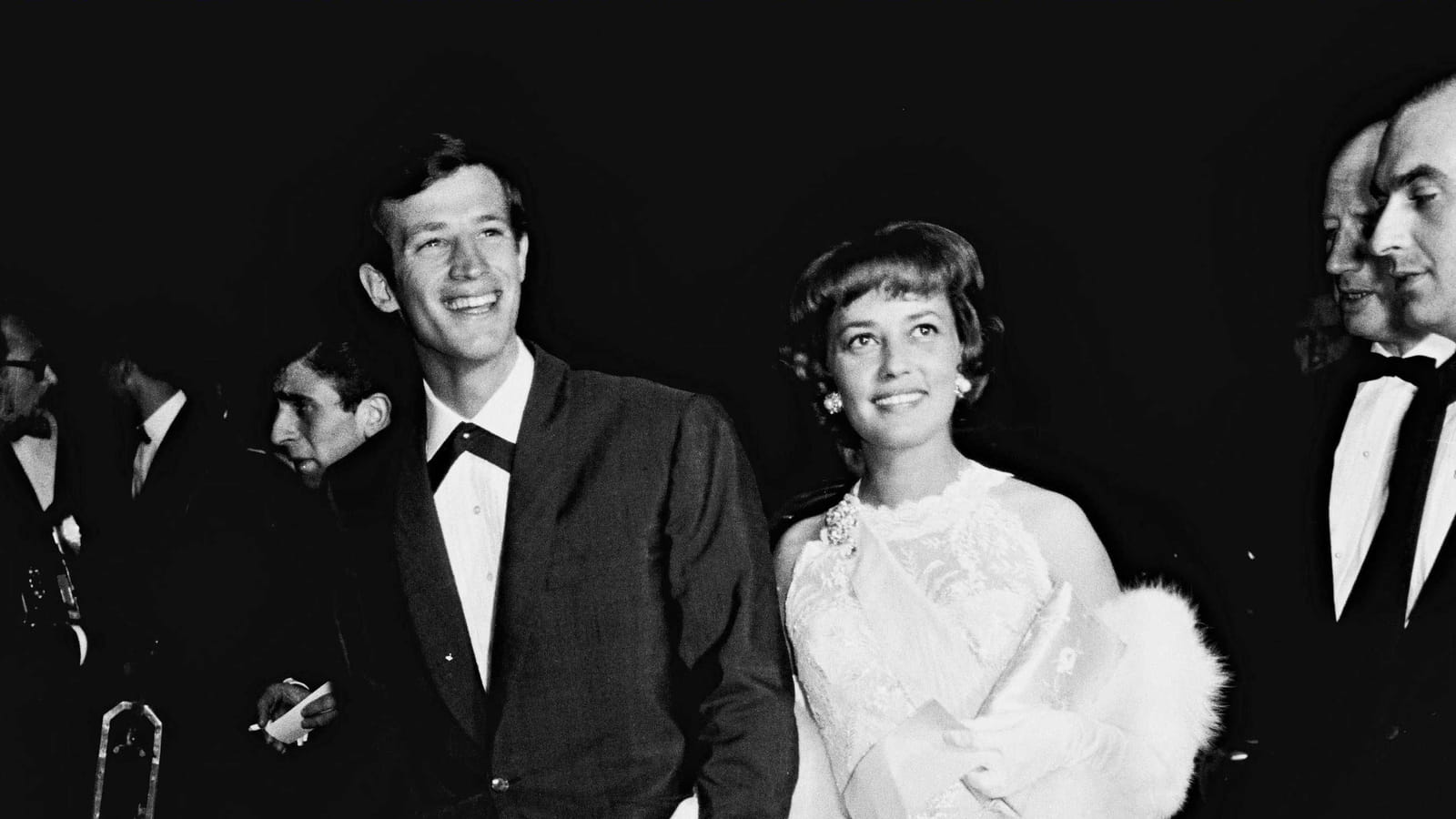 Accompagnée de Jean-Paul Belmondo