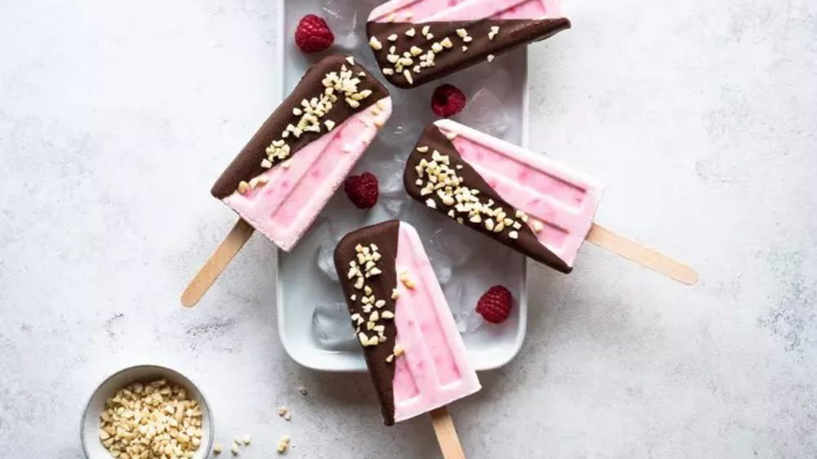 Bâtonnets glacés framboise noix de coco, enrobés de chocolat noir Cémoi