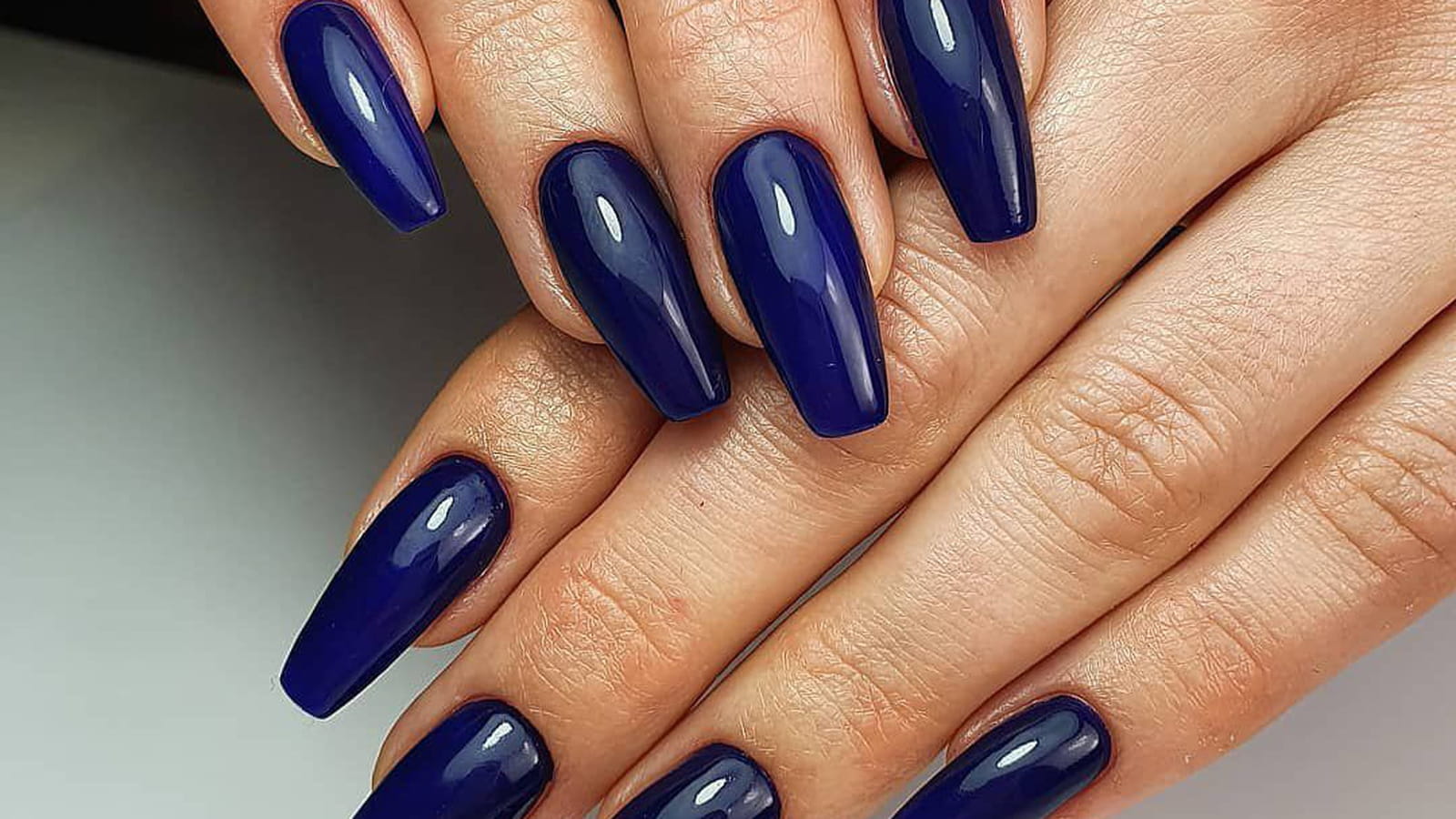 Ongles bleu nuit 