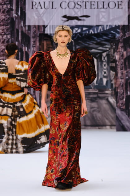 Robe en velours &agrave; manches bouffantes aper&ccedil;ue sur le d&eacute;fil&eacute; Paul Costelloe