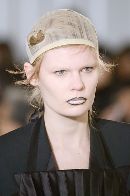 Le bonnet filet du d&eacute;fil&eacute; Maison Margiela