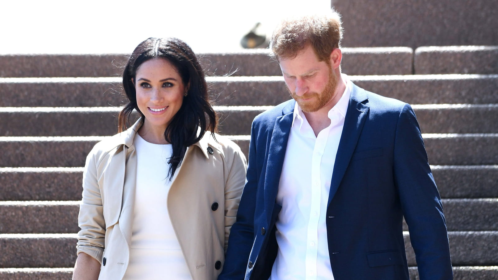 Une robe blanche et un trench-coat