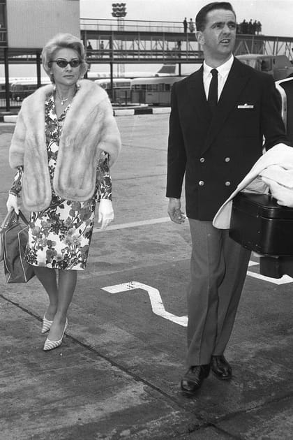 Avec Michael Eland, son dernier mari, à l'aéroport de Londres. Mai 1964