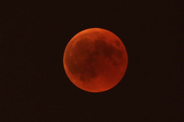 La "Lune de Sang" embrase le ciel de Marseille pendant 1h43&nbsp;: c'est la plus longue &eacute;clipse lunaire totale du XXIe si&egrave;cle