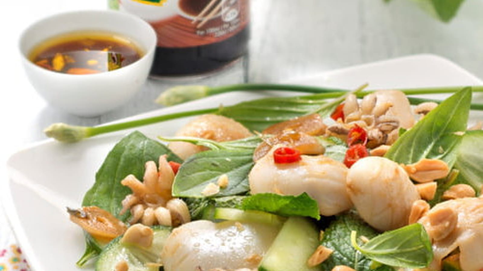 Salade de calamars grillés, sauce soja et basilic thaï