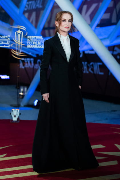 Isabelle Huppert en robe noire et cravate