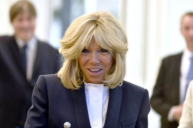 Brigitte Macron, tout sourire
