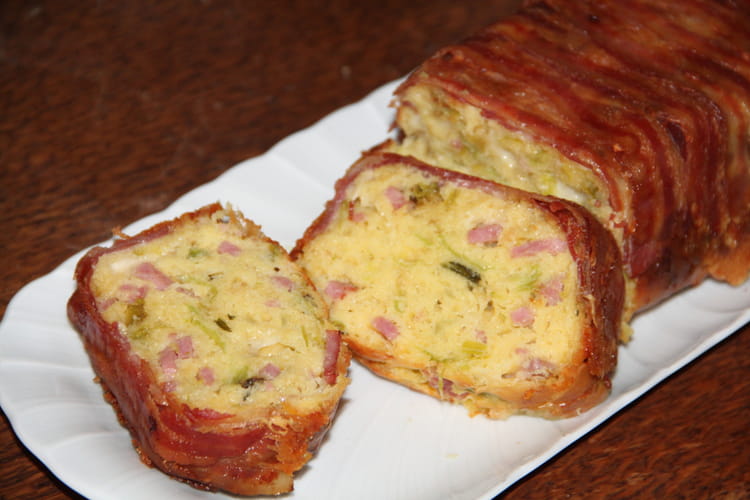 Recette de Cake poireaux, jambon et comte en robe de lard