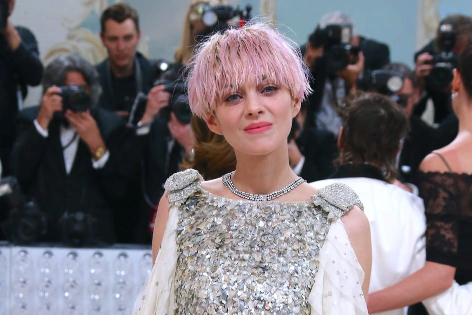 Marion Cotillard, flamboyante avec son court rose froid