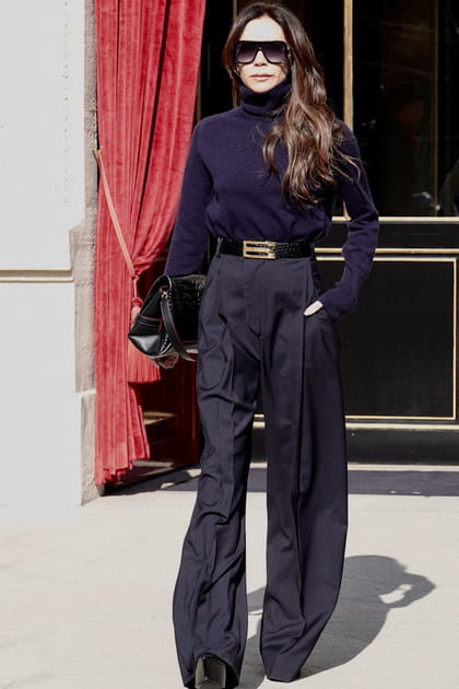Victoria Beckham en pull marine à col roulé et pantalon de costume fluide assorti