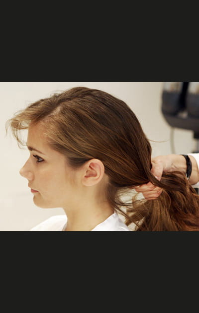 Ramener les cheveux en arri&egrave;re