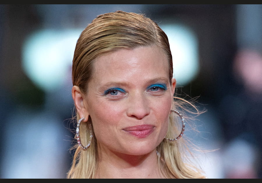 Le make-up bleu &eacute;lectrique de M&eacute;lanie Thierry