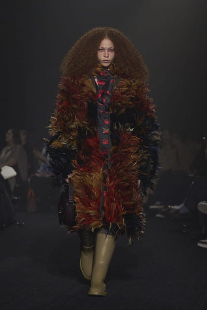 Manteau &agrave; plumes et bottes de pluie aper&ccedil;us sur le d&eacute;fil&eacute; Burberry