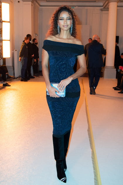 Flora Coquerel en robe moulante