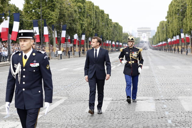 Emmanuel Macron d&eacute;file sur les Champs Elys&eacute;es