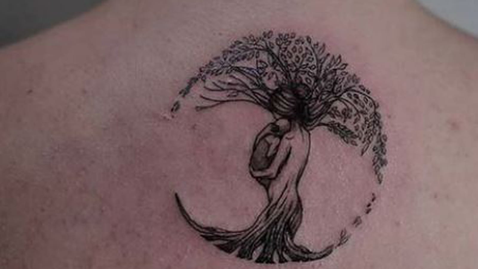 Arbre de vie et maternité dans le dos