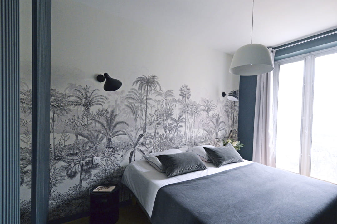 Une tête de lit au papier peint panoramique