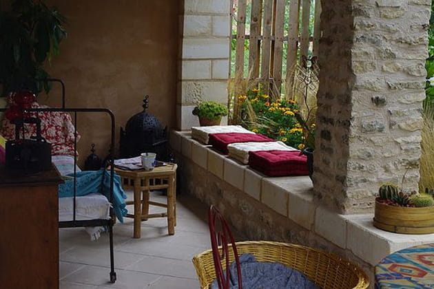 Le patio au fond du jardin est un havre de paix pour toute la famille