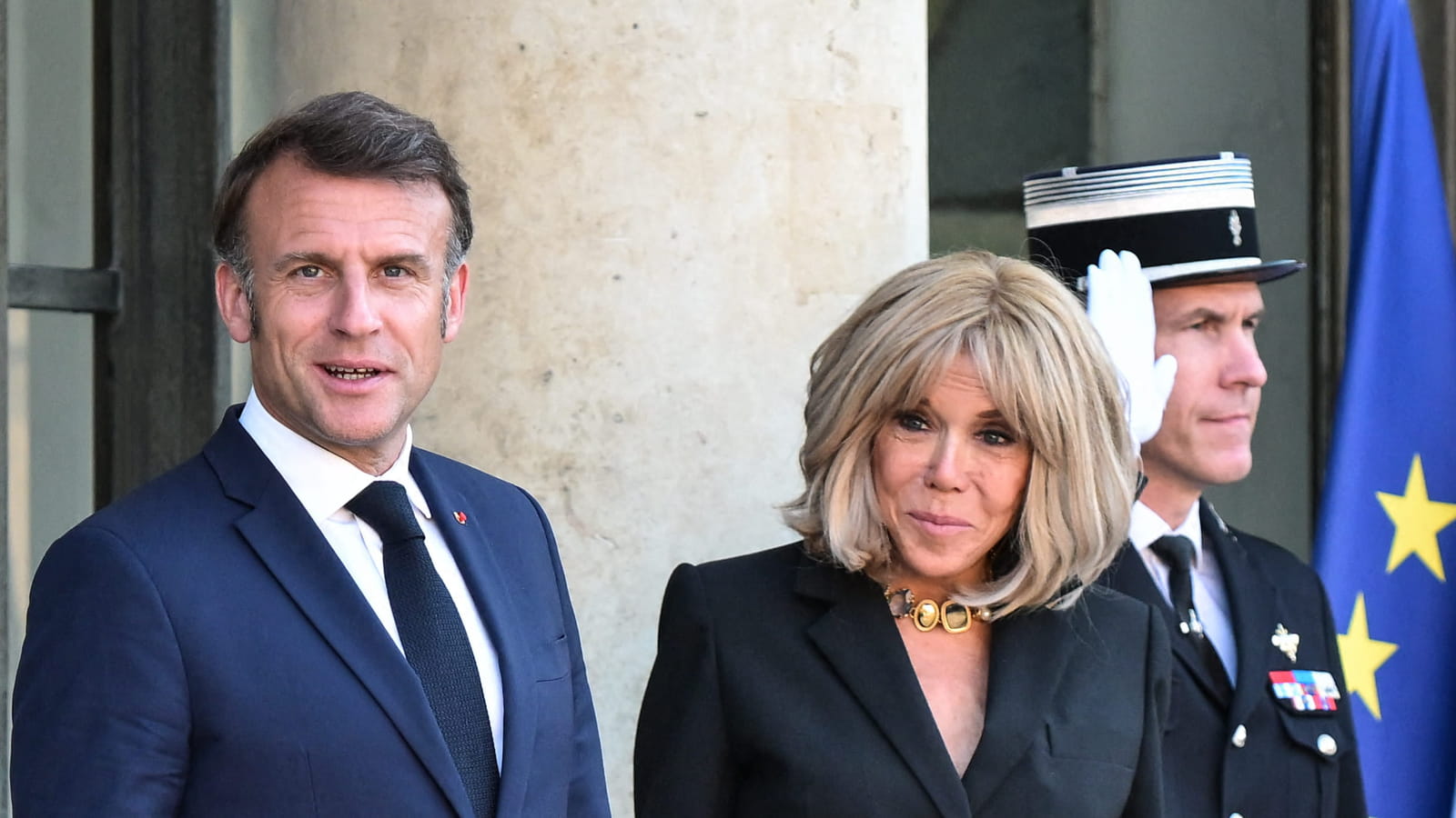 À l'Elysée, Brigitte Macron dévoile un imposant collier, Pour les funérailles du pape, Charlene de Monaco porte une tenue sobre et élégante...