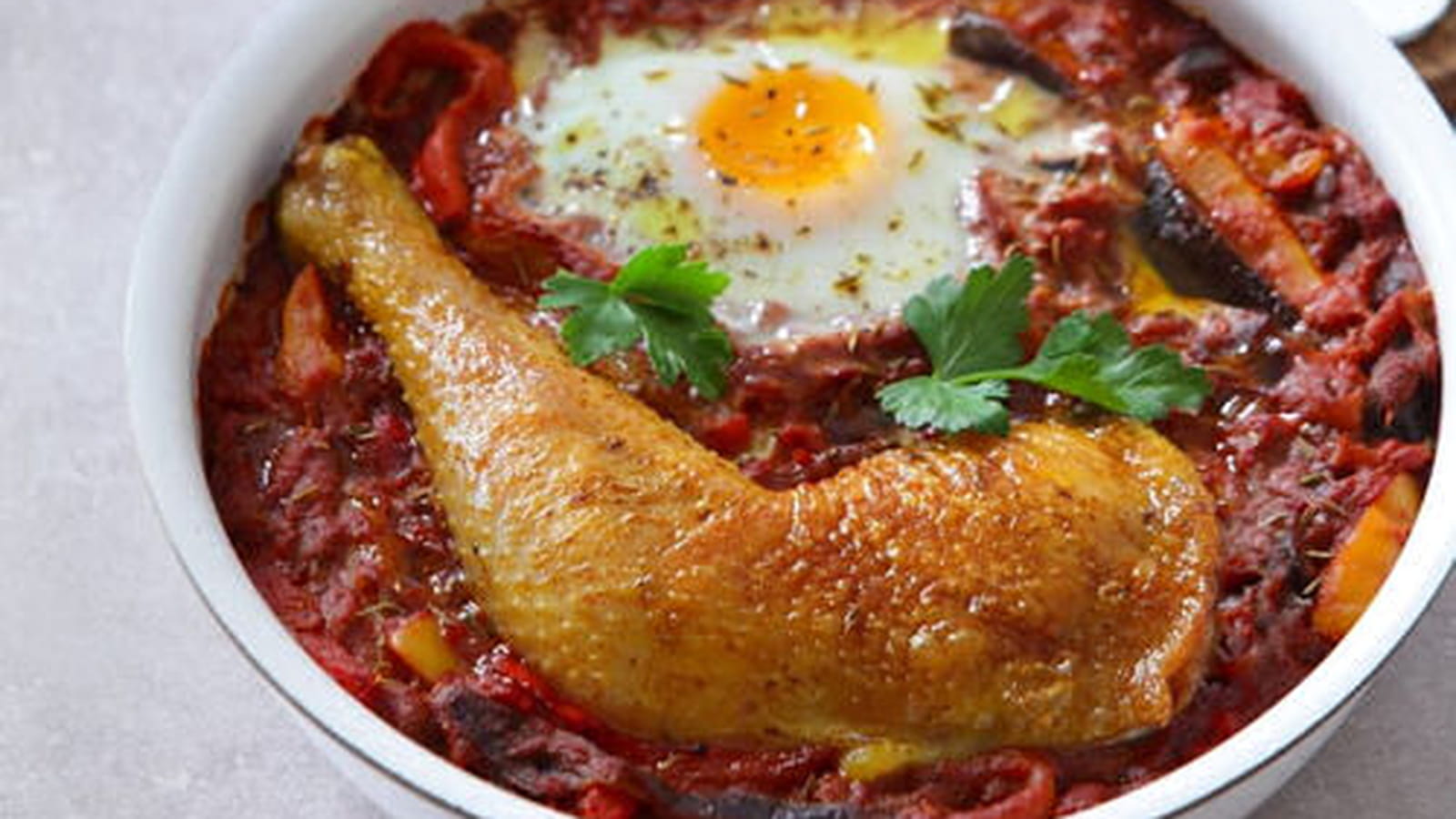 Chatchouka à l’oeuf de poule bio et cuisses de poulet
