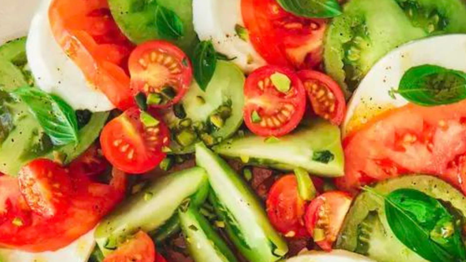 Salade de tomates mozzarella, vinaigrette à l’ail noir