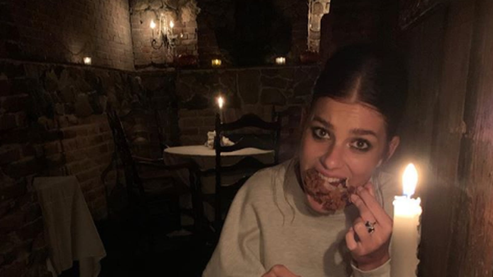 Camila au restaurant 