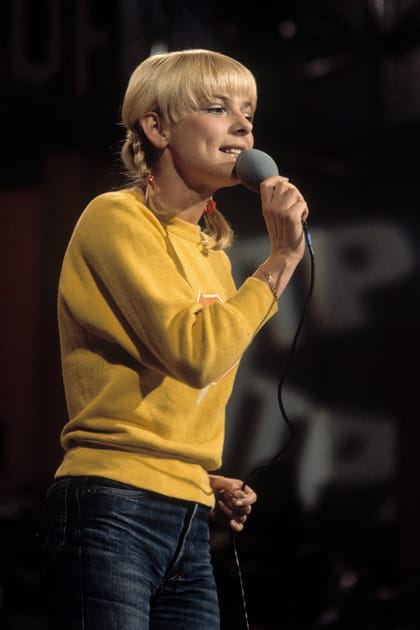 France Gall en jean brut et sweatshirt jaune