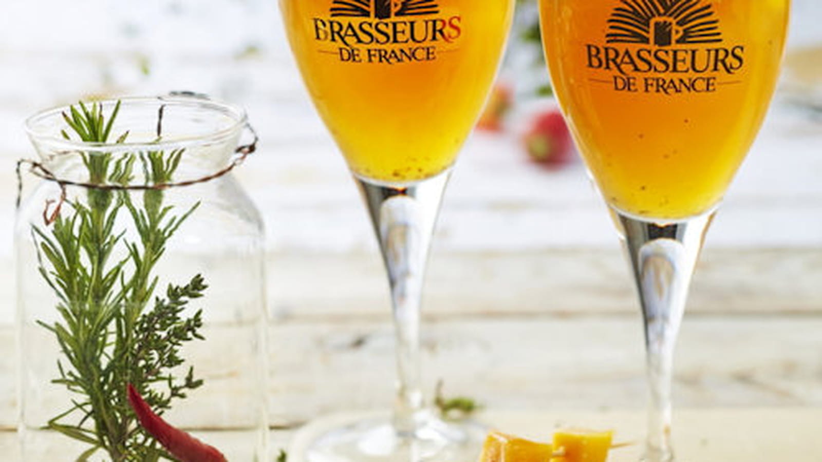 Cocktail de Bière de Printemps, mangue, romarin et piment