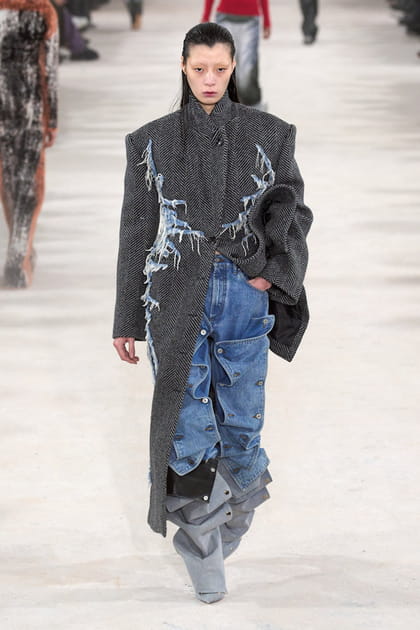 Manteau gris et jean à clips aperçus sur le défilé Y/Project