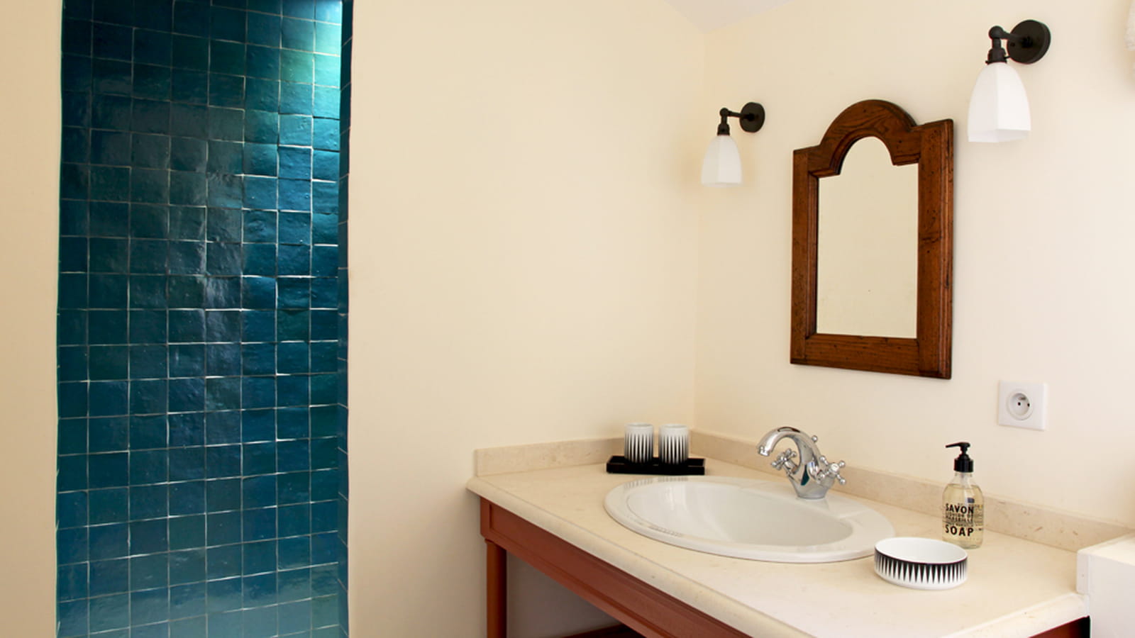 Salle de bains bleue