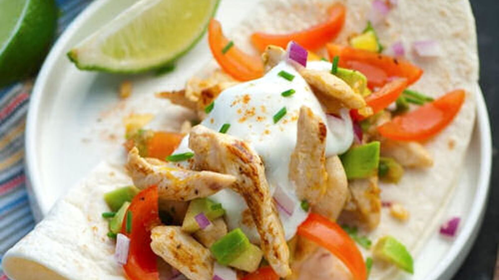 Tortilla de poulet à l'avocat et aux tomates cerise