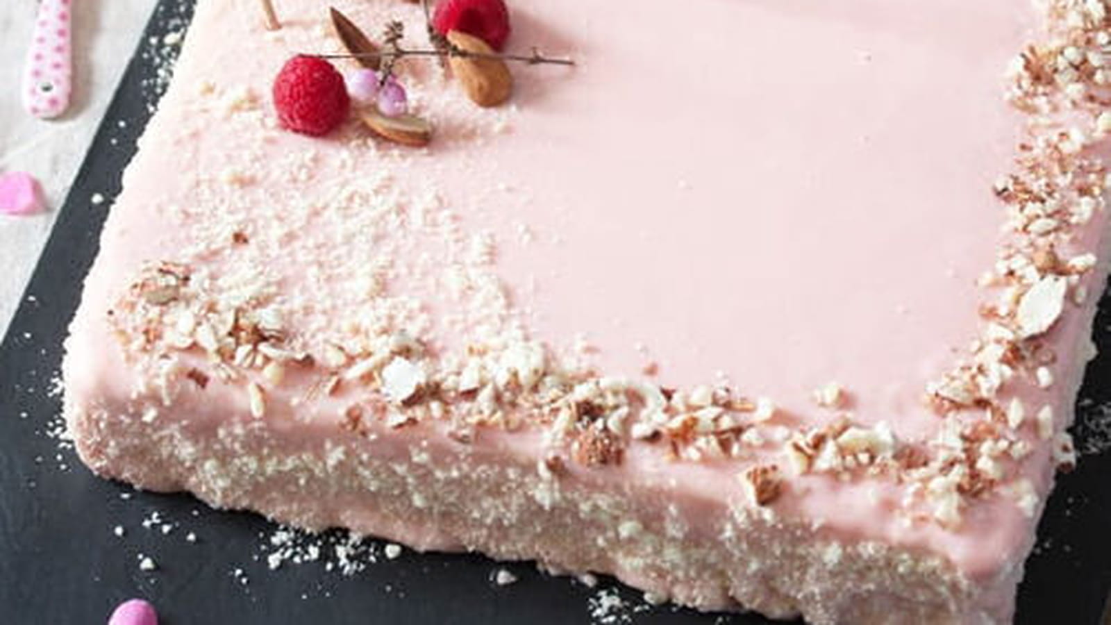 Entremets amande, miel et framboise