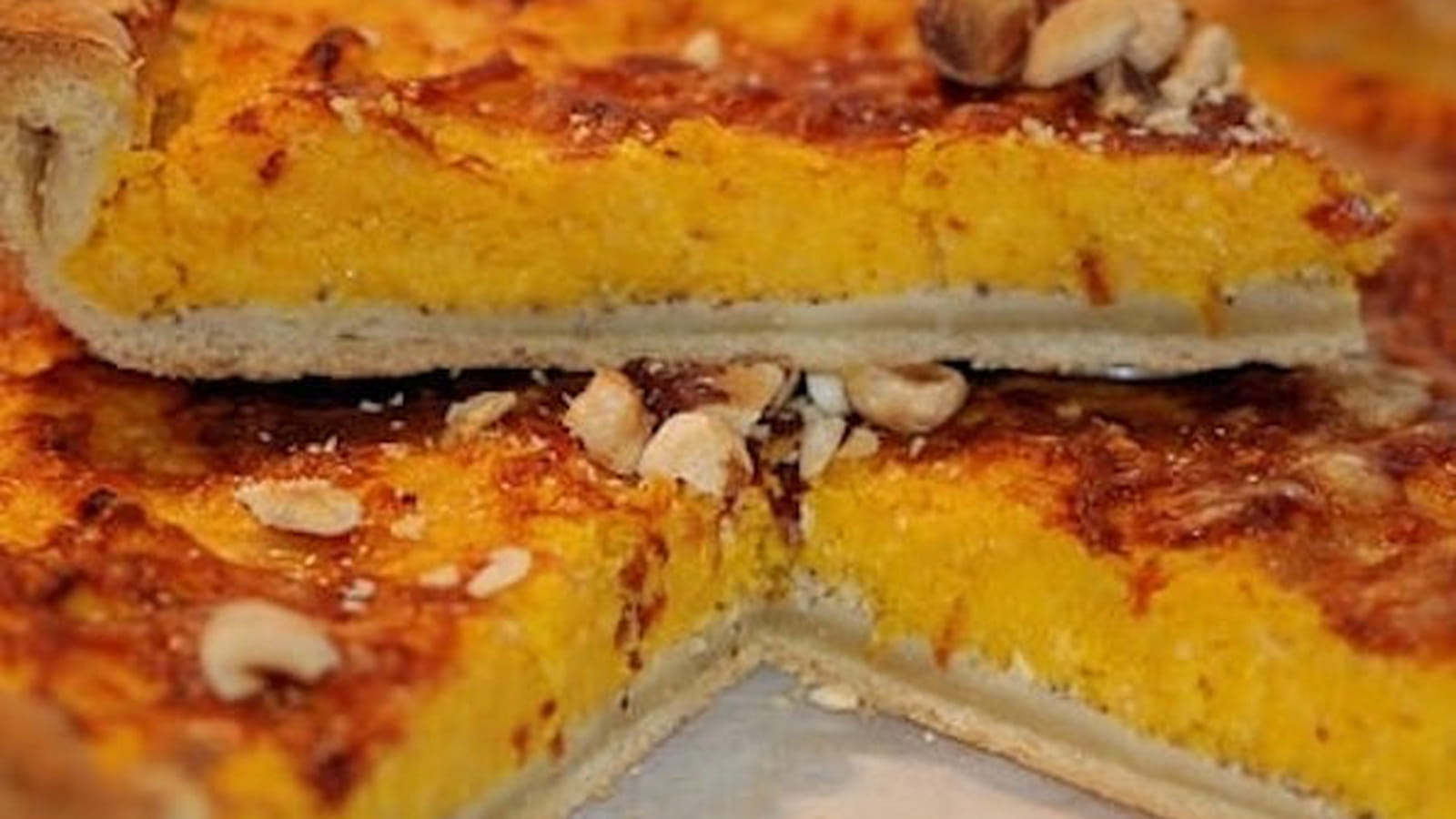 Tarte au potiron, emmental et noisettes