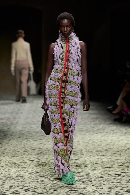 Robe moulante tricot&eacute;e multicolore aper&ccedil;ue sur le d&eacute;fil&eacute; Bottega Veneta