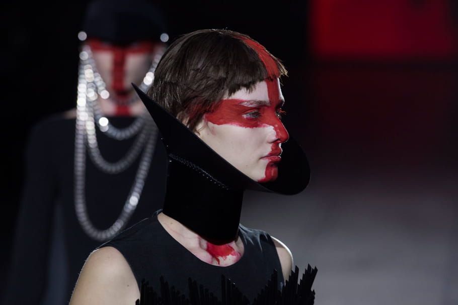 Défilé Gareth Pugh prêt-à-porter automne-hiver 2015-2016 : guerrières patriotes