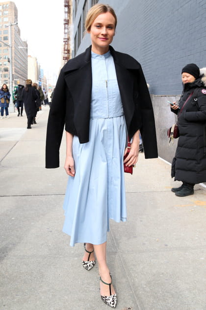 Diane Kruger en robe midi bleue et veste noire
