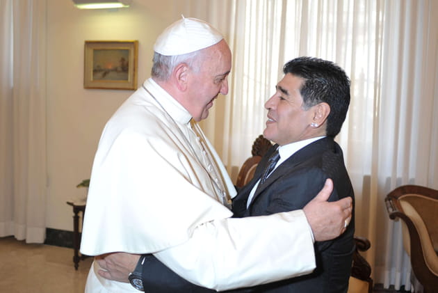 Maradona rencontre le Pape Fran&ccedil;ois en 2014