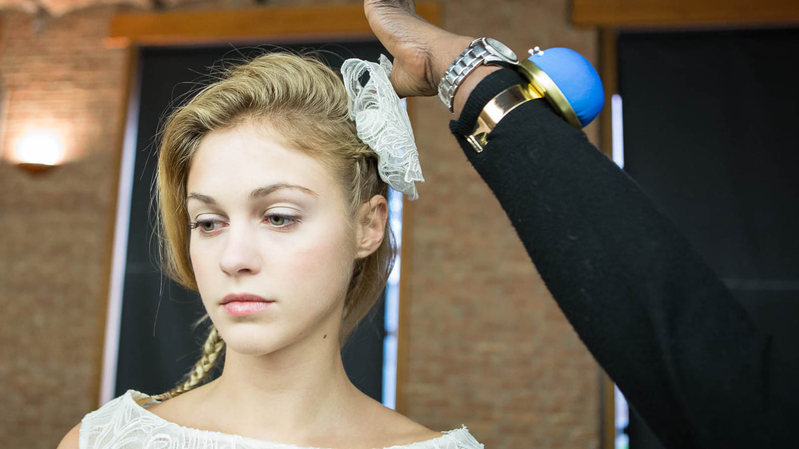De la dentelle sur la coiffure