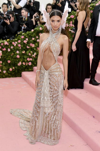 Emily Ratajkowski en robe transparente cut out avec des ailes Dundas