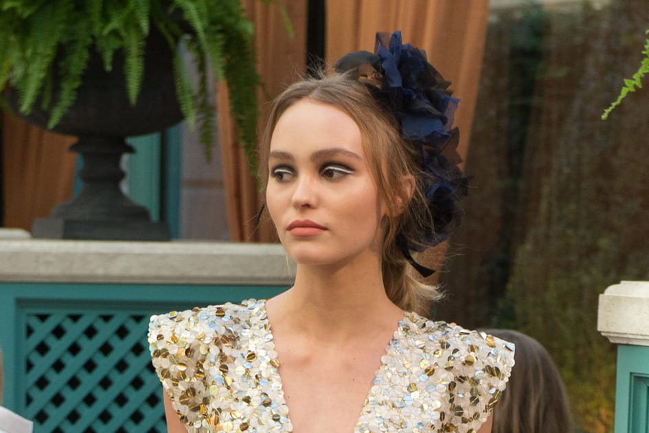 L'accessoire capillaire fleuri de Lily-Rose Depp